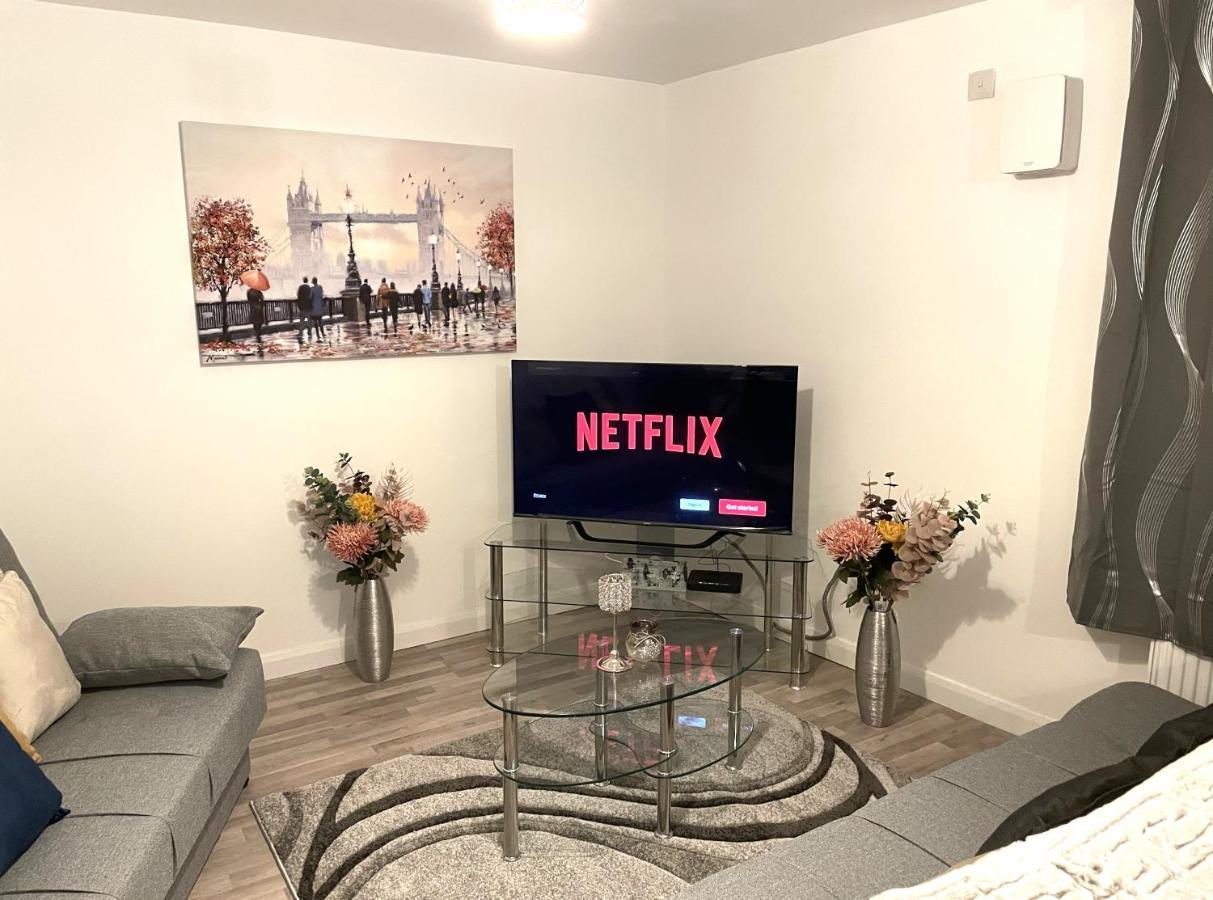 גילינגהאם Supreme - 1 Bedroom Apart Sleeps 4 Short/Long Stay מראה חיצוני תמונה