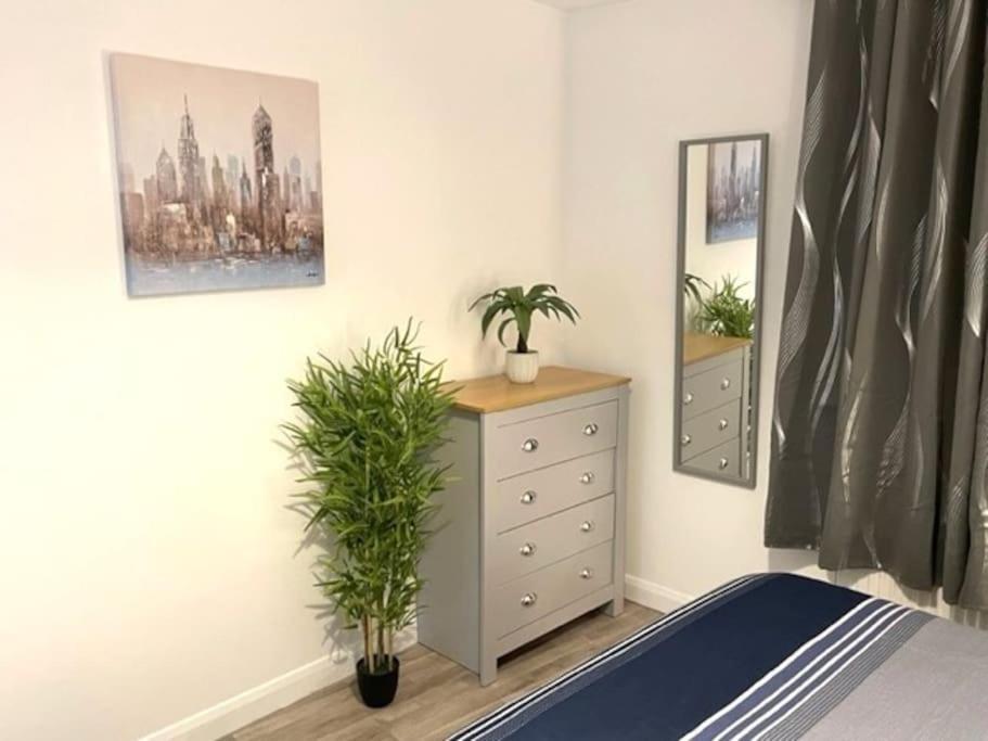 גילינגהאם Supreme - 1 Bedroom Apart Sleeps 4 Short/Long Stay מראה חיצוני תמונה