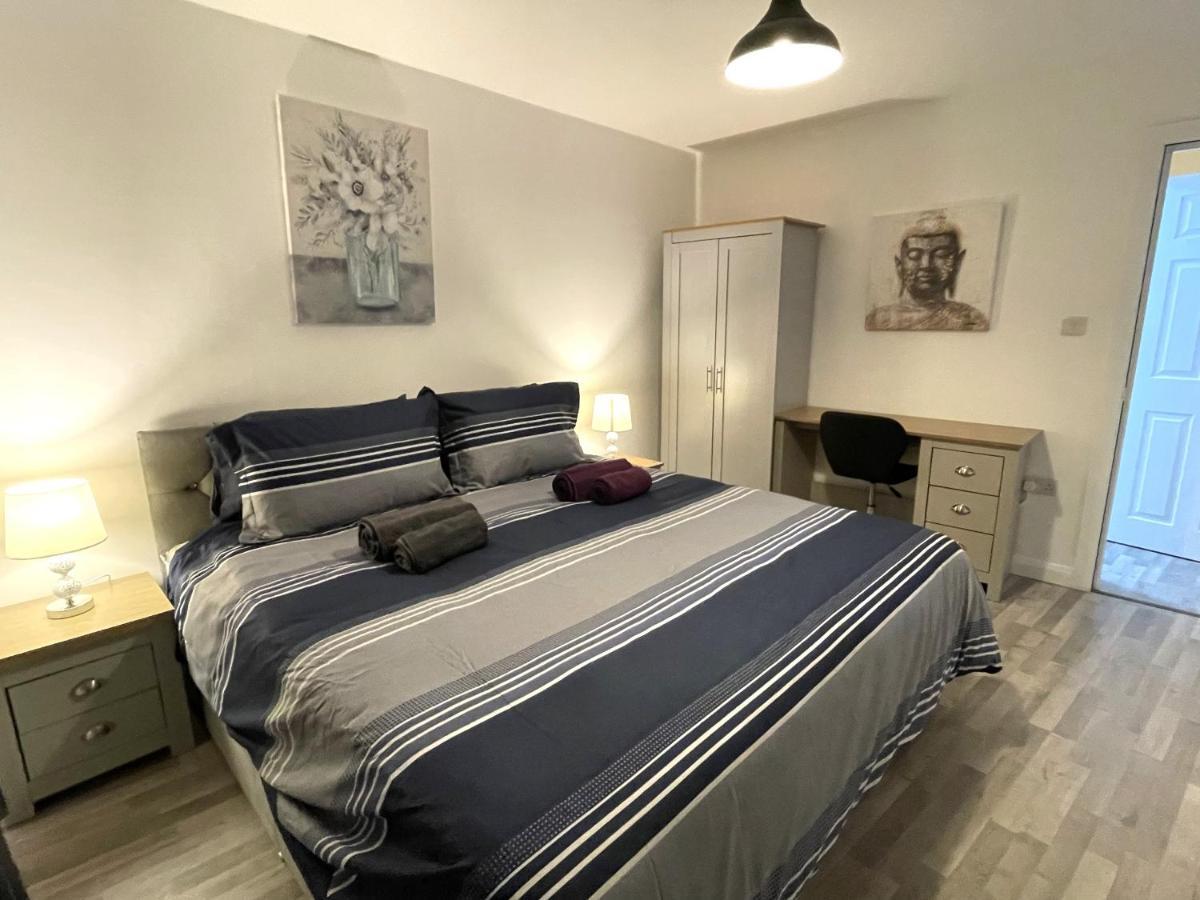 גילינגהאם Supreme - 1 Bedroom Apart Sleeps 4 Short/Long Stay מראה חיצוני תמונה