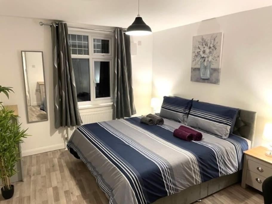 גילינגהאם Supreme - 1 Bedroom Apart Sleeps 4 Short/Long Stay מראה חיצוני תמונה